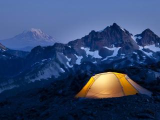 обои Туристическая палатка в горaх фото