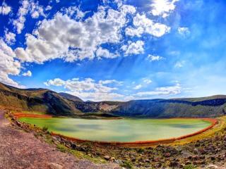 обои Зелёное озеро и синее небо фото