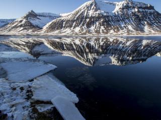 обои Горное холодное озеро фото