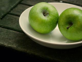 обои Два зеленых яблока на белом блюдце фото