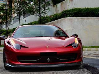 обои Красный праворукий Ferrari фото