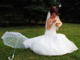 обои Невеста с букетом и зонтиком фото