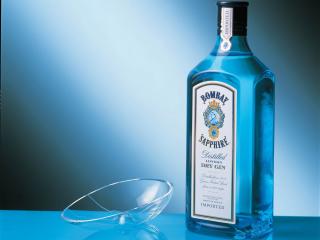 обои Напиток голубого цвета в красивой бутылке фото