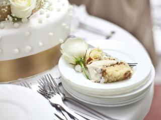 обои Торт и пирожное с белыми розами фото