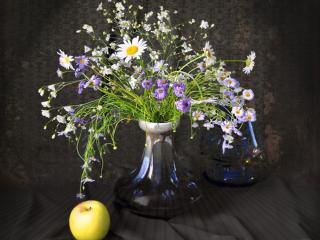 обои Натюрморт - Цветы в вазе с яблоком фото