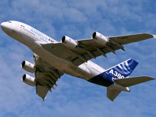 обои Самый большой пассажирский самолет в мире – Airbus A380,   вмещающий до 853 пассажиров фото