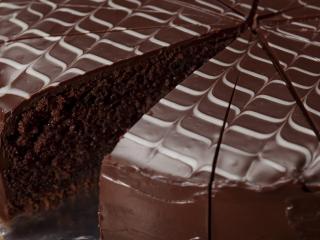 обои Разрезанный шоколадный торт фото