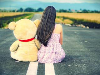 обои Девочка с медвежонком на дороге фото