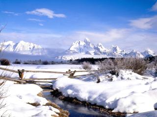 обои Зимний ручей в горах,   у забора фото