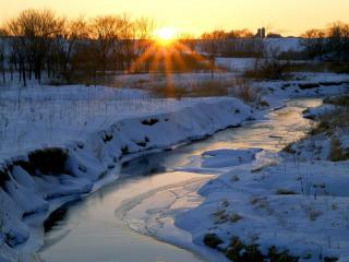 обои Зимний ручей на закате солнца фото