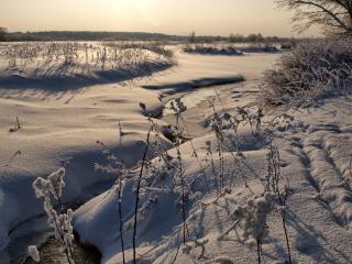 обои Зимний ручей,   на закате в степи фото