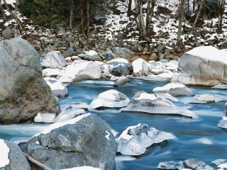 обои Весенний ручей,  со льдинками на чистой голубой воде фото