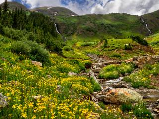 обои Весенние ручьи,   среди зеленых цветущих холмов фото