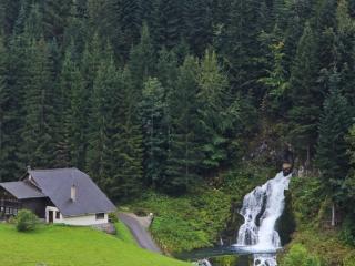 обои Водопад на окраине альпийской деревеньки фото