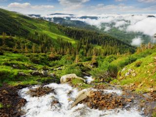 обои Летний ручей,   среди зеленых холмов у самых облаков фото
