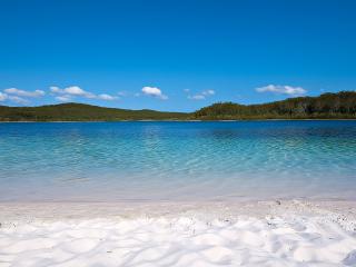 обои Голубое озеро с белым песком фото