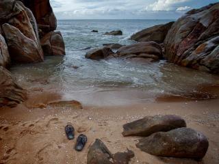 обои Море,   камни и вьетнамки фото