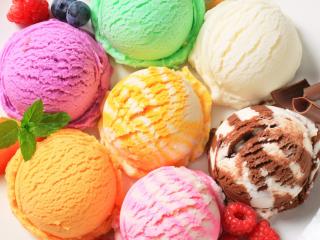 обои Разноцветные шарики мороженого с ягодами фото
