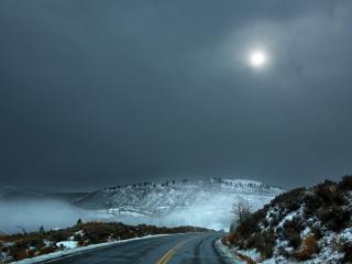обои Зимняя дорога под тусклой луной фото