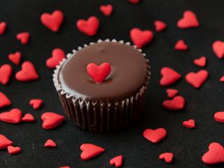 обои Шоколадное пирожное с красными сердечками фото