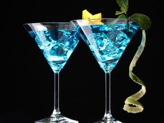 обои Голубой коктейль на черном фоне фото