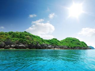 обои Каменный остров покрытый зеленью фото