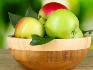 обои Спелые яблоки в деревянной тарелке фото