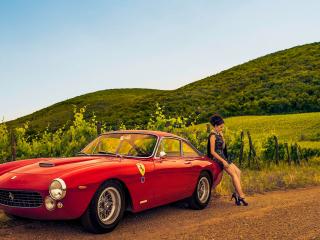 обои Девушка и Ferrari у виноградника фото