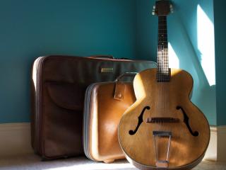 обои Большая гитара и два чемодана фото