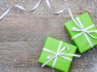 обои для рабочего стола: Две зеленые коробочки с подарками