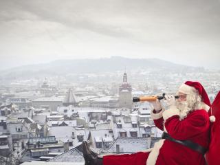 обои Дед мороз на крыше старого города фото