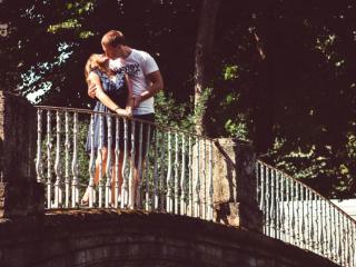 обои Влюблённые на мосту фото