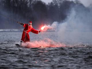 обои Дед Мороз на водных лыжах фото