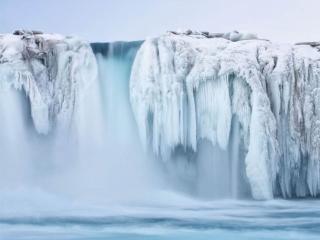обои Замёрзший водопад и туман фото