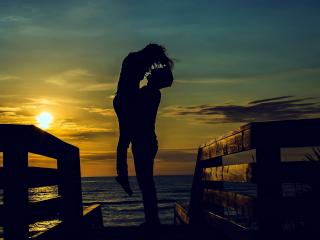 обои Влюбленная пара в танце,   у моря на закате фото