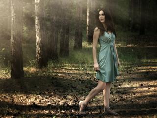 обои Модель в бирюзовом платье,   в лесных лучах солнца фото
