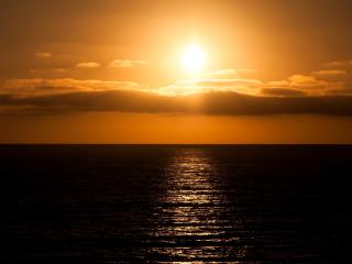 обои Дорожка закатного солнца на море фото