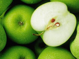 обои Зеленые яблоки в каплях воды фото