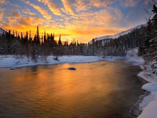обои Зимняя река на закате, в горах фото