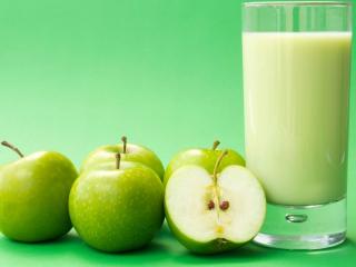 обои Молоко и зеленые яблоки фото