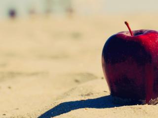 обои Красное яблоко в песке фото