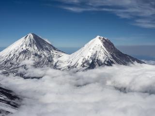 обои Снежные вершины в облаках фото