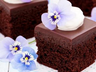 обои для рабочего стола: Шоколадный тортик с голубыми цветами