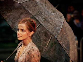 обои Эмма Уотсон мечтательная с зонтом фото