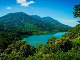 обои Голубое горное озеро спрятанное в зелени фото