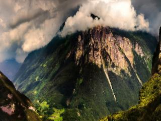 обои Крутые горы с шапкой облаков фото