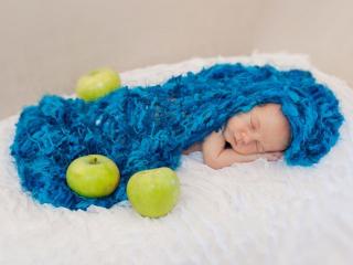 обои Спящий малыш и яблоки фото