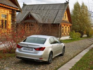 обои Lexus GS у деревянного дома фото