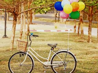 обои Велосипед с разноцветными шарами фото