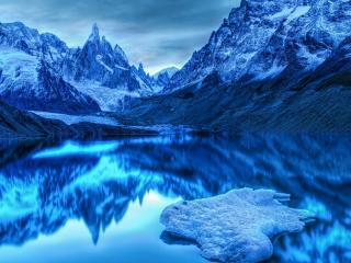 обои Отражение гор в зеркальном озере фото